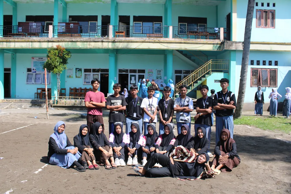 Suasana keakraban antar siswa di sela-sela kegiatan