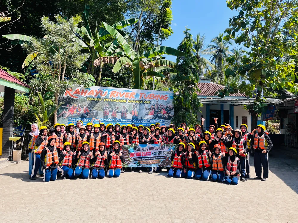 Foto bersama seluruh peserta outing class SMA Plus Nurul Falah