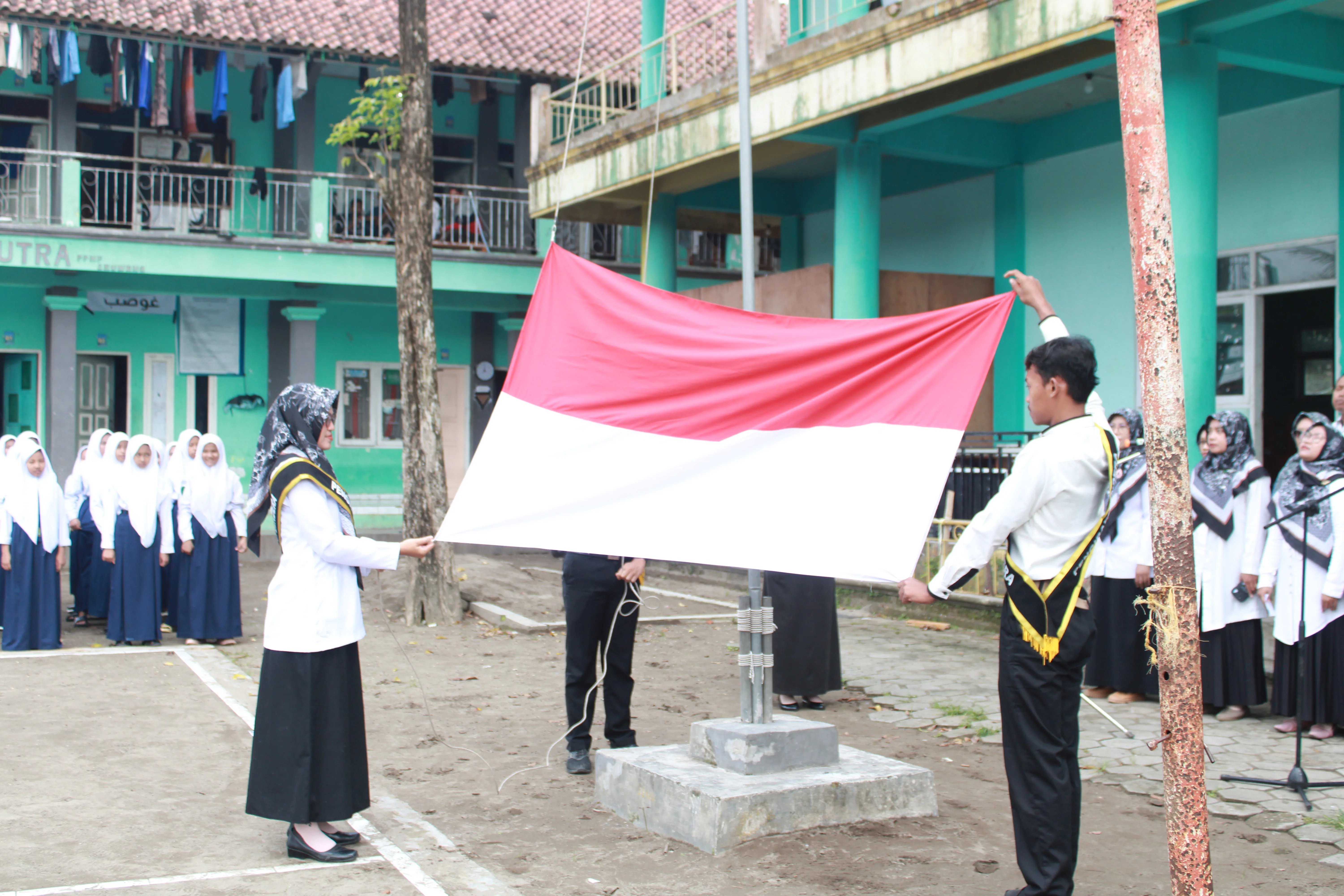 Pengibaran bendera Merah Putih dalam upacara Hari Guru Nasional