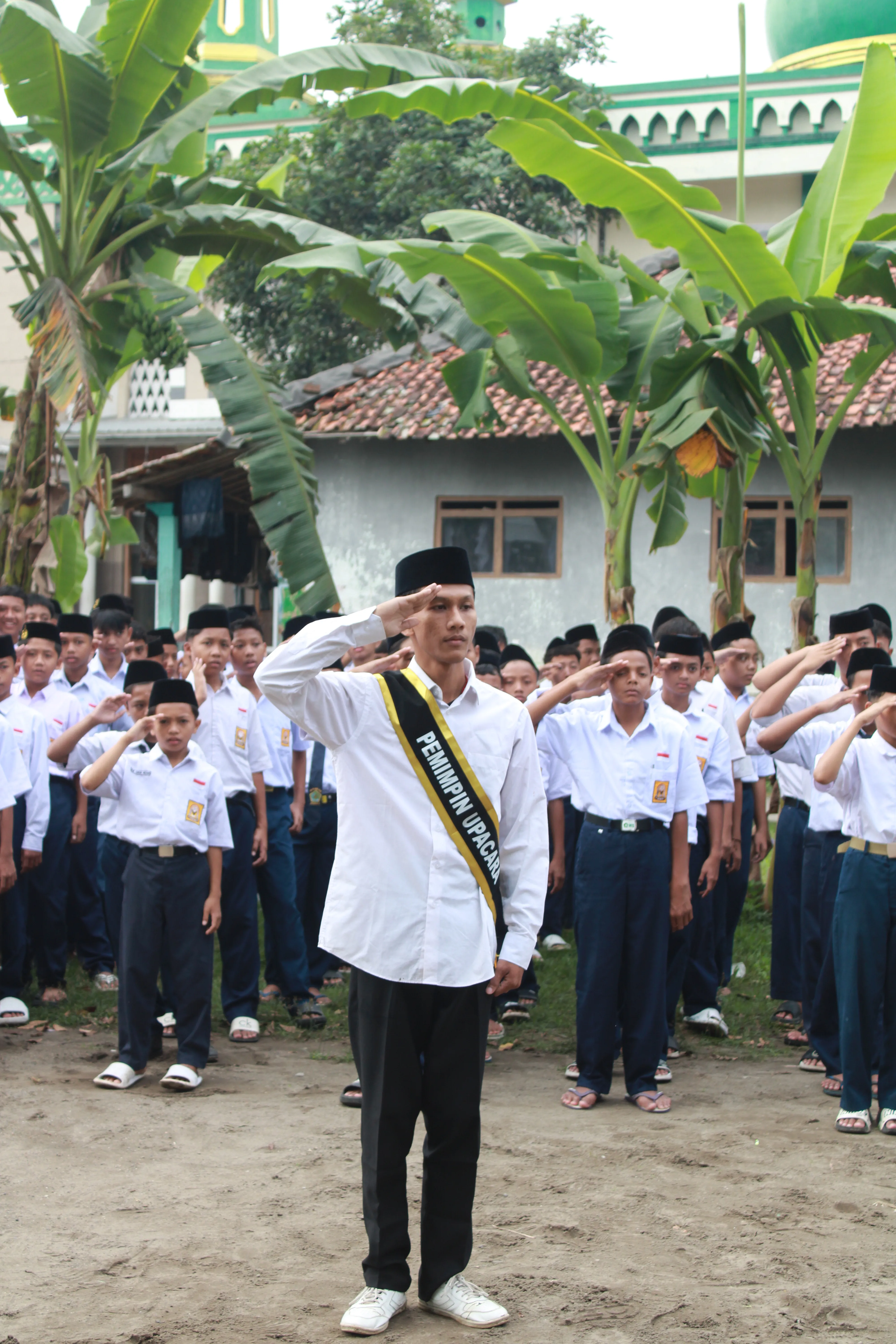 Barisan siswa yang tertib dan rapi saat upacara berlangsung