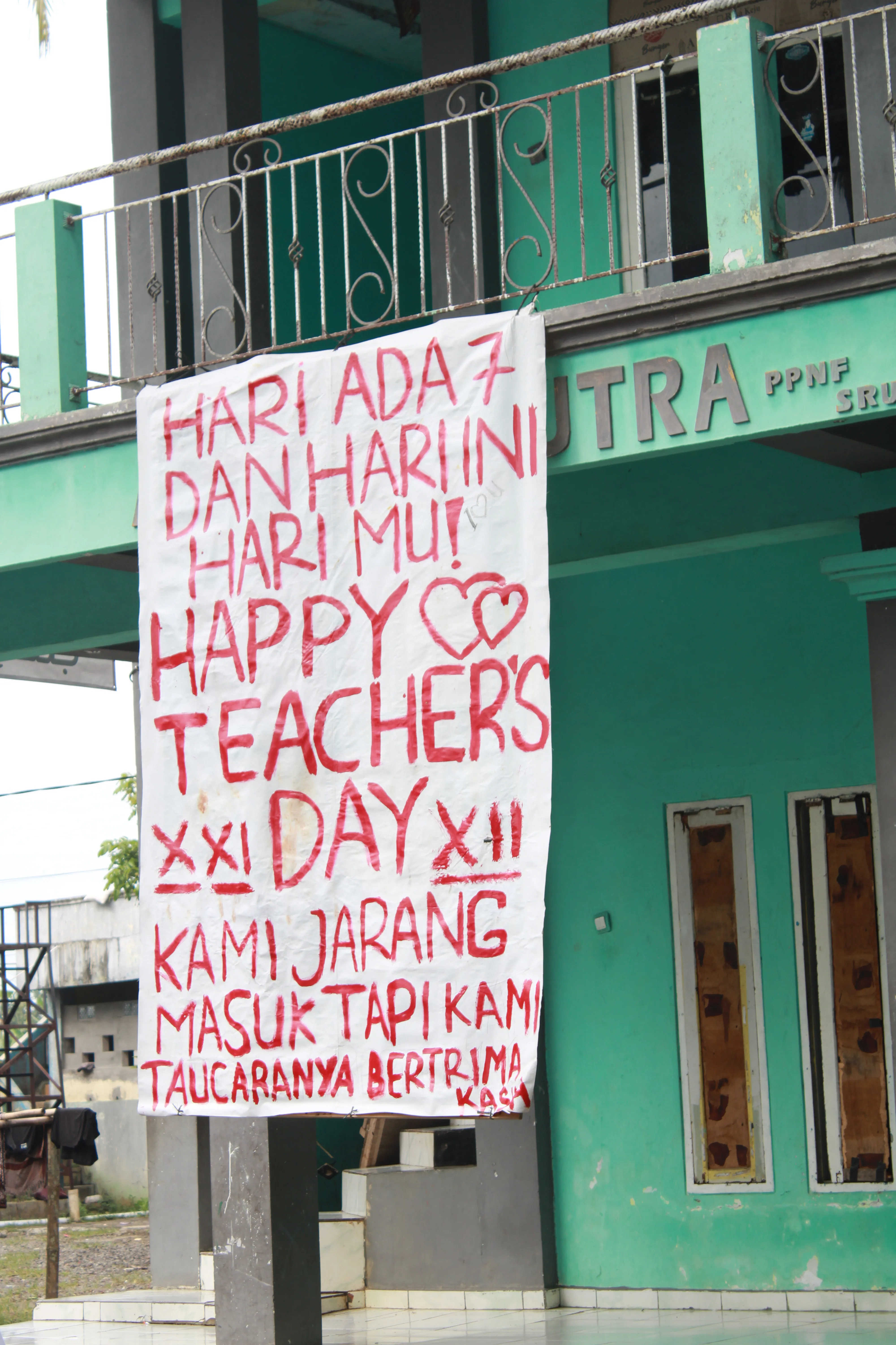 Spanduk ucapan Selamat Hari Guru Nasional di SMA Plus Nurul Falah