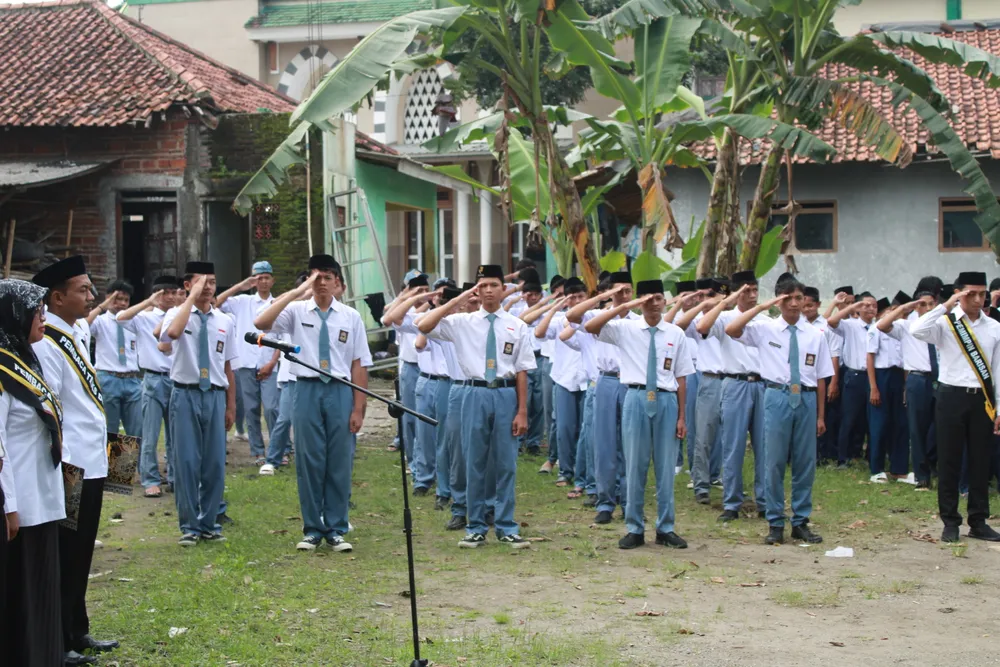Peserta upacara memberikan hormat kepada bendera Merah Putih