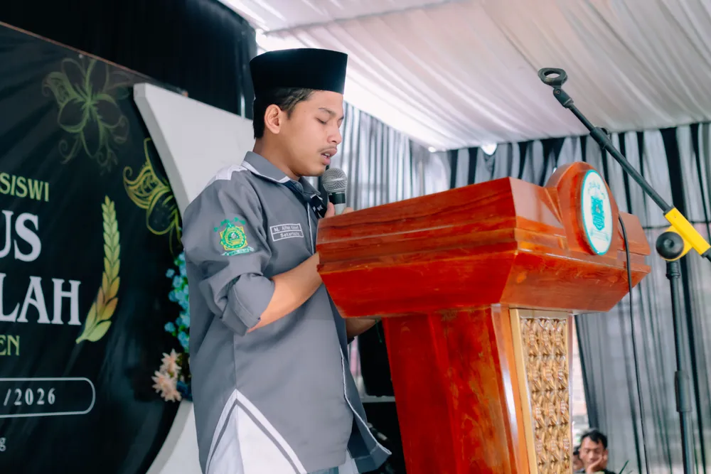 Suasana khidmat pembukaan acara purnawidya SMA Plus Nurul Falah