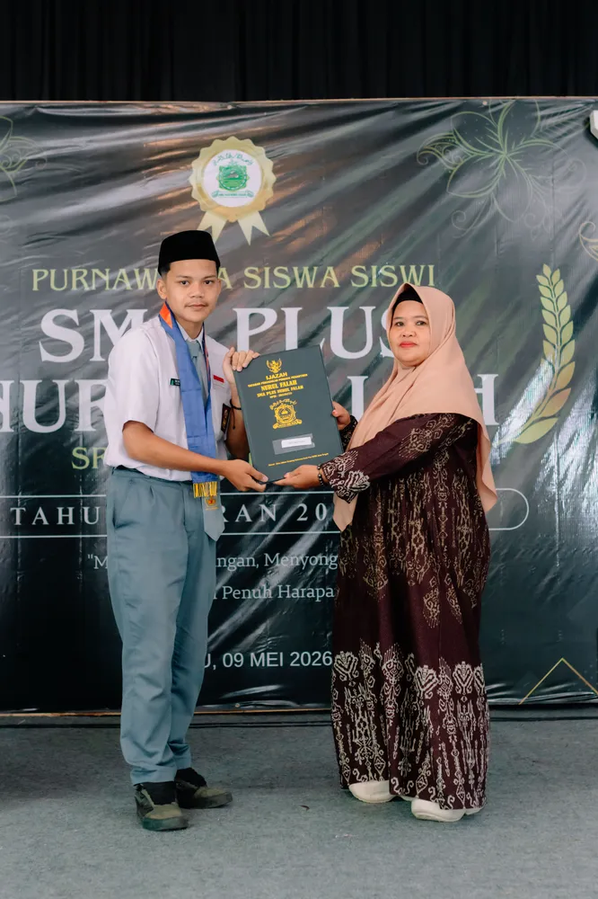 Prosesi wisuda siswa kelas XII SMA Plus Nurul Falah tahun 2026