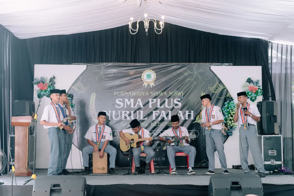 Penampilan menyanyi siswa-siswi kelas XII sebagai hiburan perpisahan