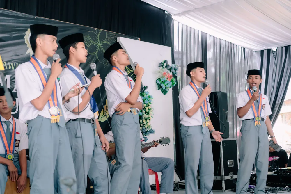 Penampilan menyanyi siswa-siswi kelas XII sebagai hiburan perpisahan