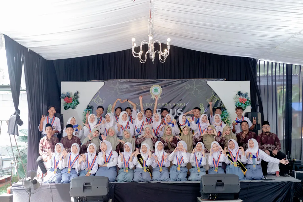 Foto bersama dan penutupan acara purnawidya yang penuh kehangatan