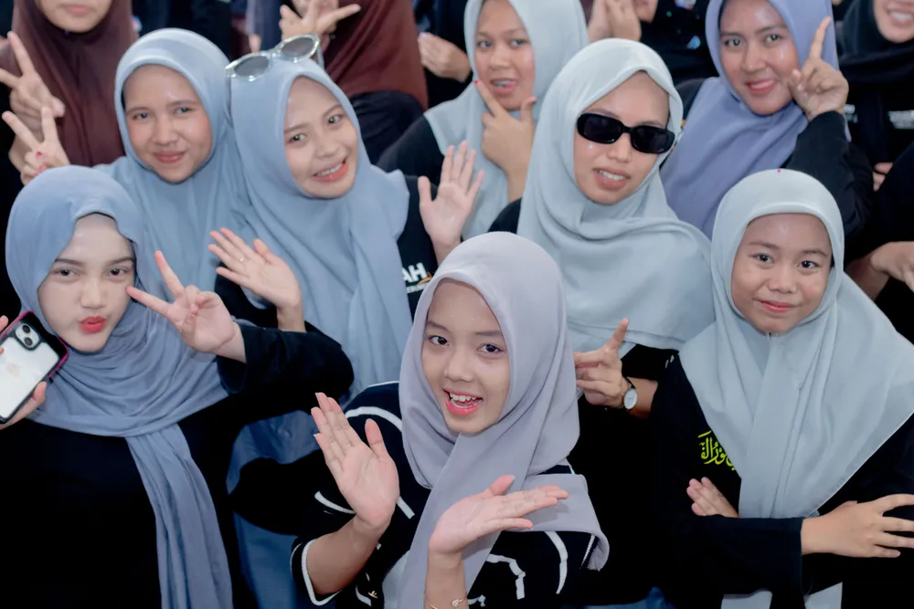 Penampilan menyanyi siswa-siswi kelas XII sebagai hiburan perpisahan