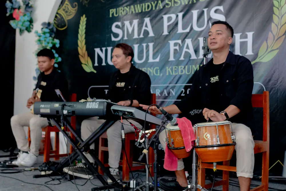 Penampilan menyanyi siswa-siswi kelas XII sebagai hiburan perpisahan