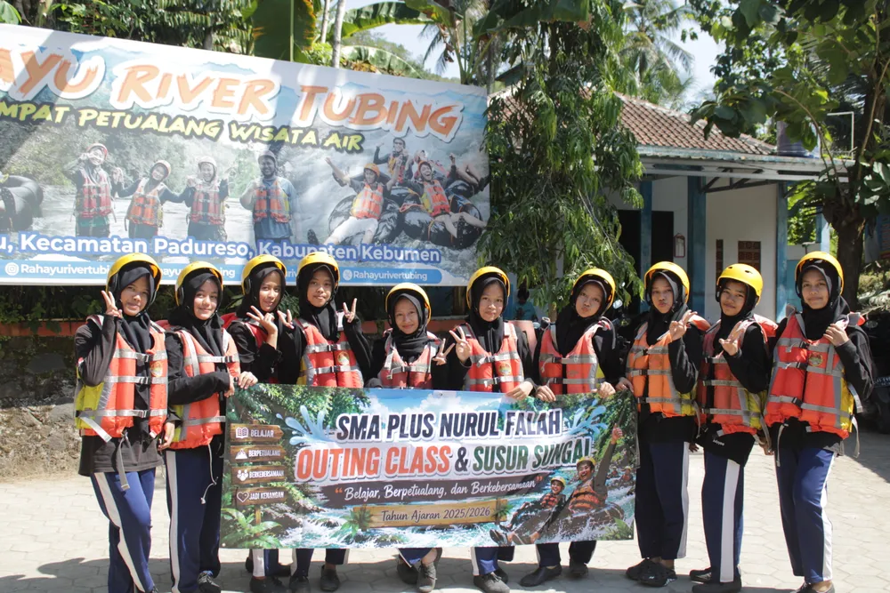 Kebersamaan siswa SMA Plus Nurul Falah di Rahayu River Tubing