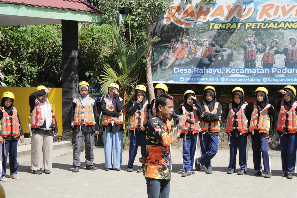 Siswa menyimak pengarahan keselamatan dari pemandu Rahayu River Tubing