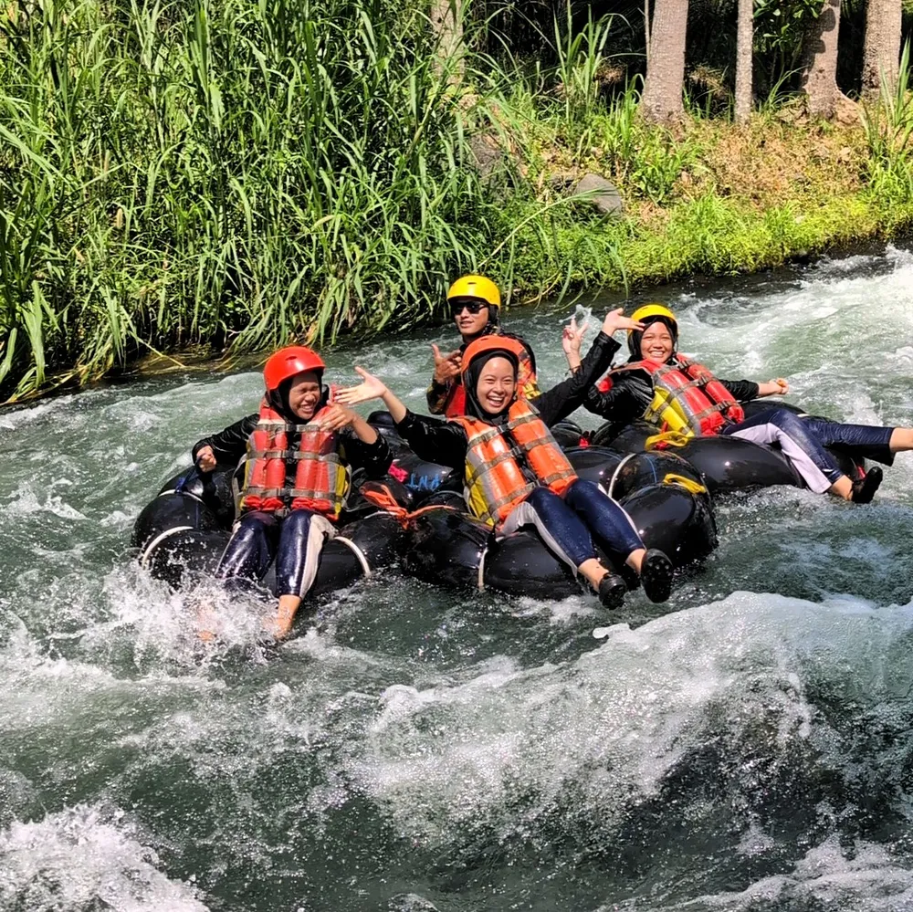Keseruan siswa menyusuri sungai
