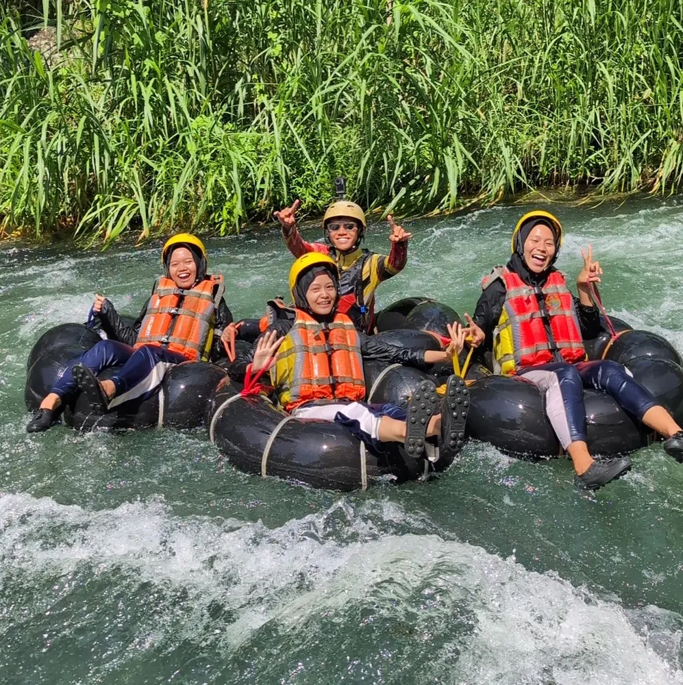 Keseruan siswa menyusuri sungai