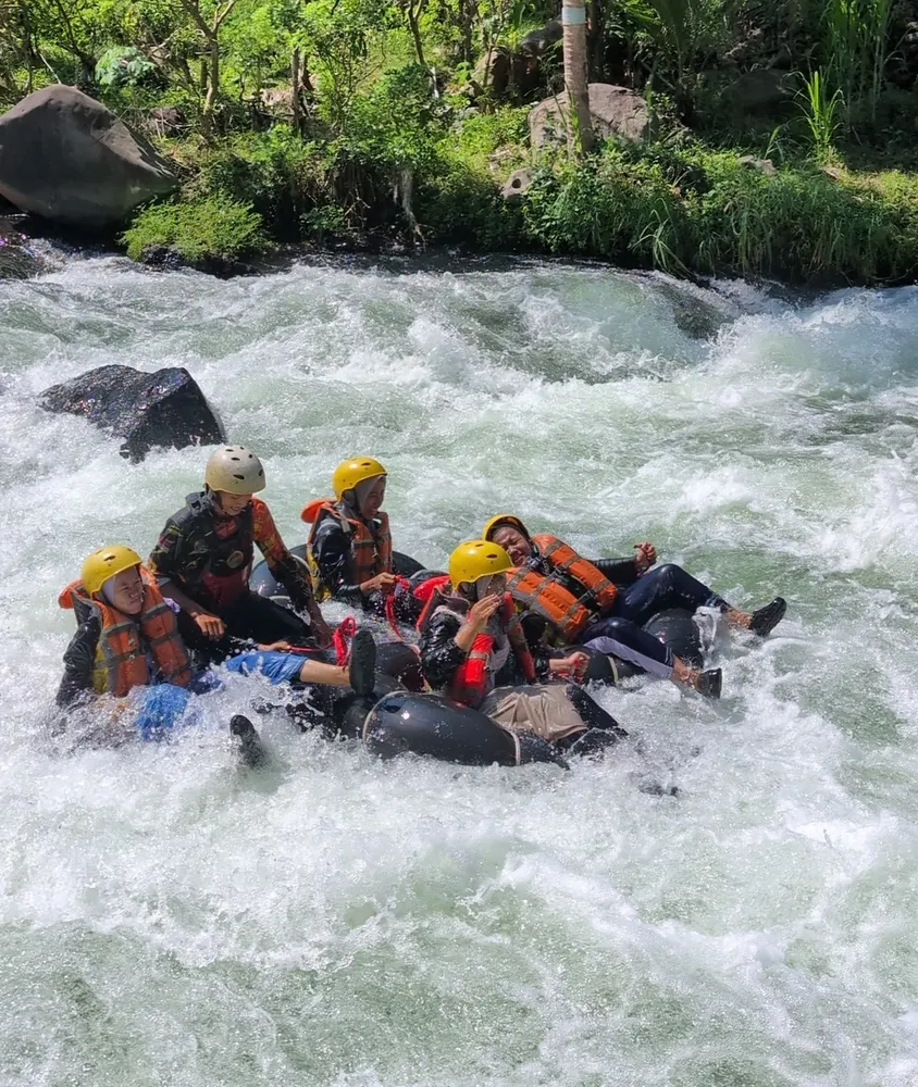Aksi siswa saat melewati riam sungai