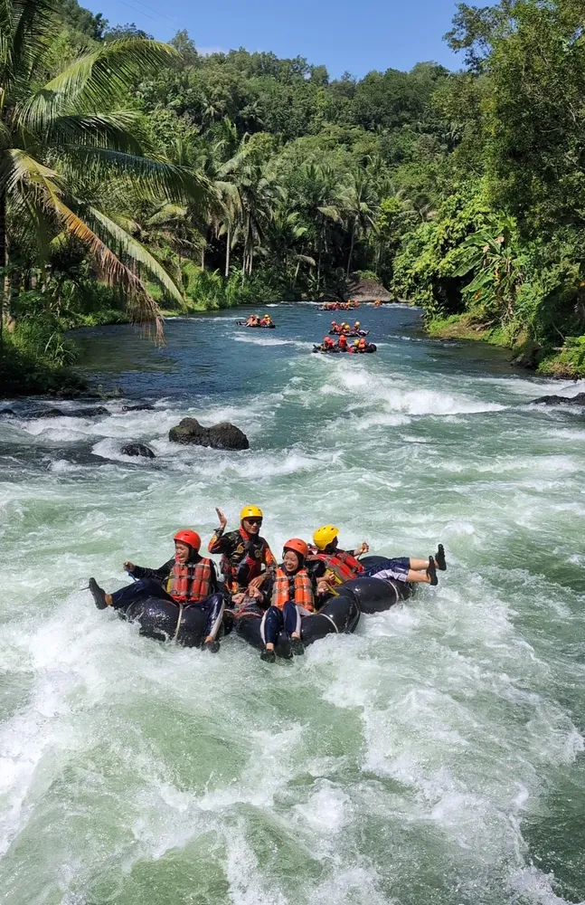 Aksi siswa saat melewati riam sungai