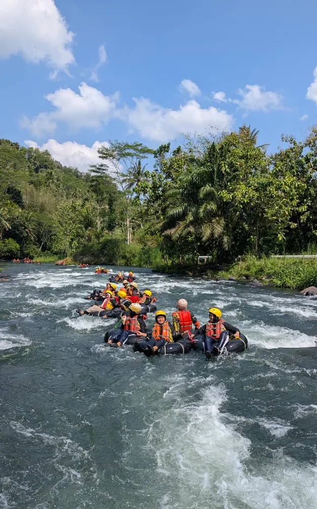 Keberanian siswa menghadapi arus sungai
