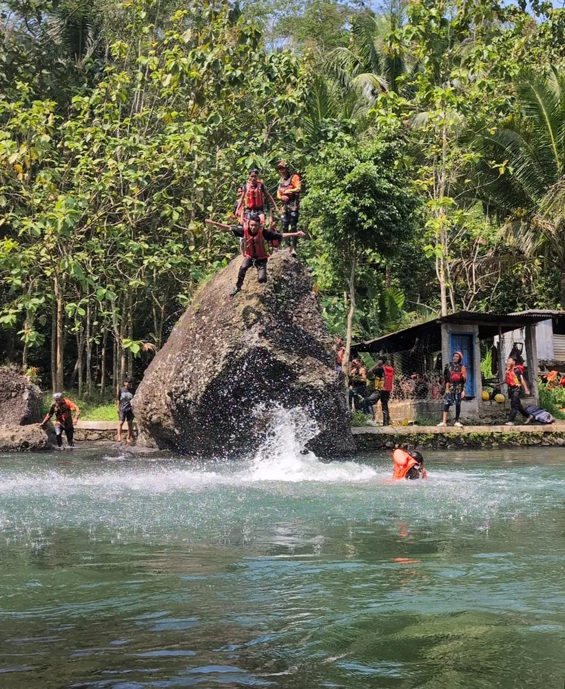 Momen kebersamaan di tengah aliran sungai