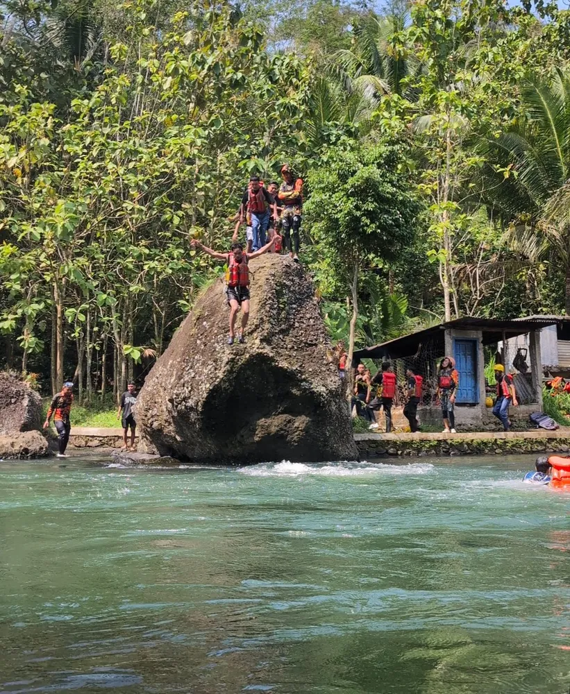 Momen kebersamaan di tengah aliran sungai