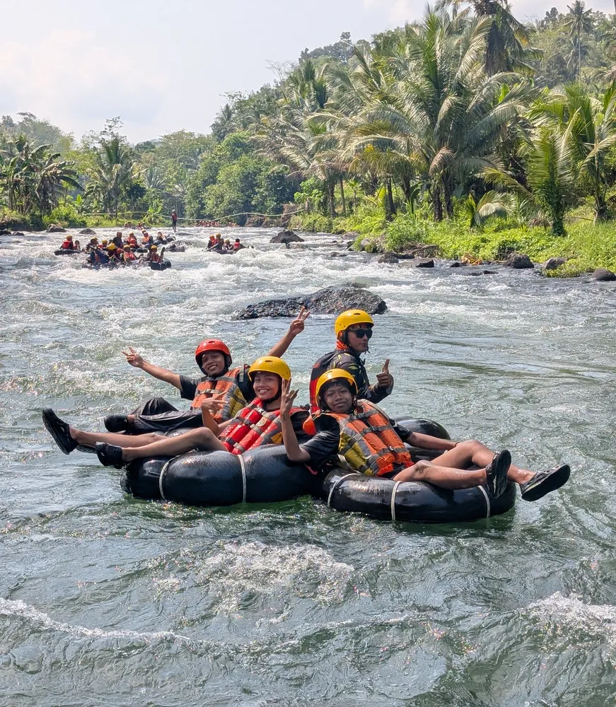 Potret keceriaan siswa setelah menyelesaikan susur sungai