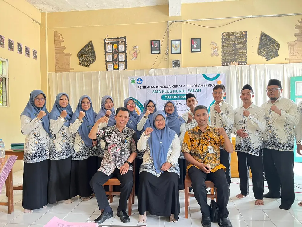 Foto bersama seluruh guru dan staf SMA Plus Nurul Falah bersama tim penilai PKKS