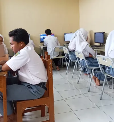 Suasana kelas multimedia dengan siswa yang sedang belajar desain