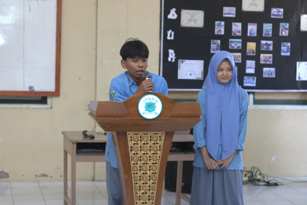 Pasangan kandidat menyampaikan gagasan dalam debat pemilihan OSIS